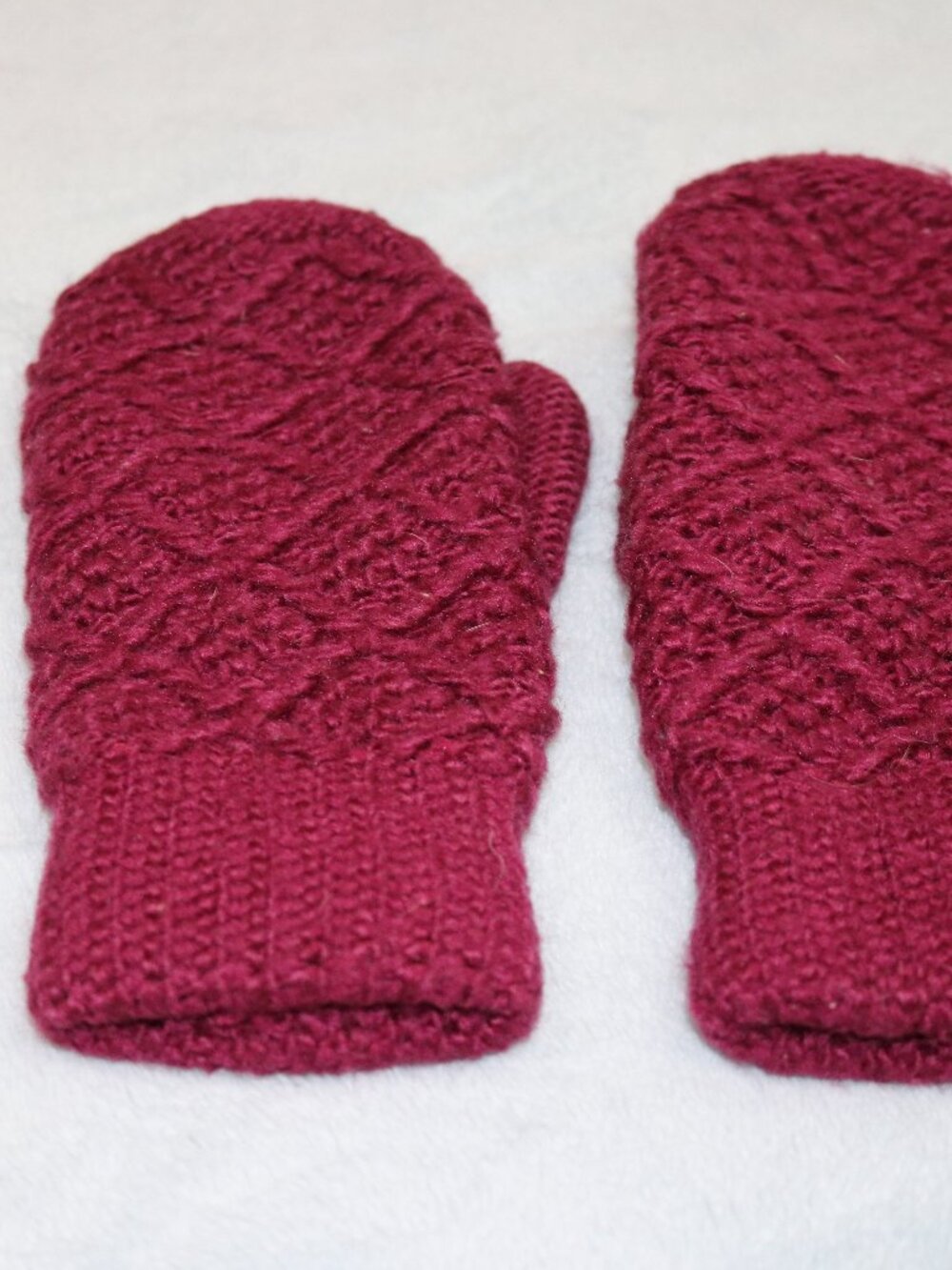 Women's wine-colored knit mittens. Medium.